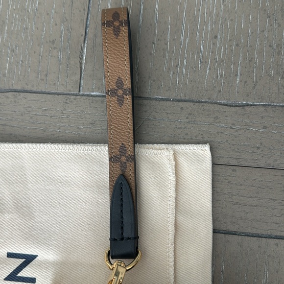 Louis Vuitton Trio Pouch Reverse Giant Monogram Wristlet - Picture 3 of 12